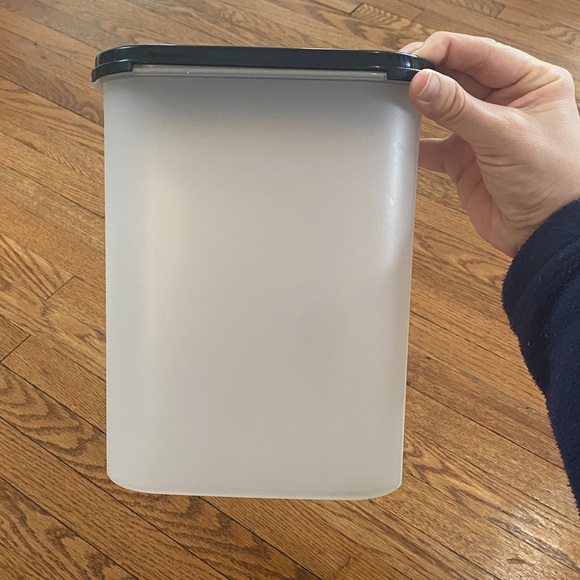 Tupperware 23 cup container - Picture 5 of 9